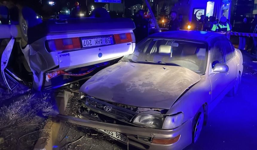 Sivas’ta iki otomobil çarpıştı: 2’si çocuk 5 yaralı