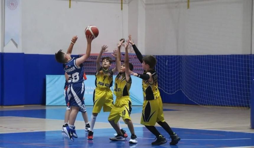 Sivas'ta minik basketbolcuların büyük heyecanı kupalarla taçlandı