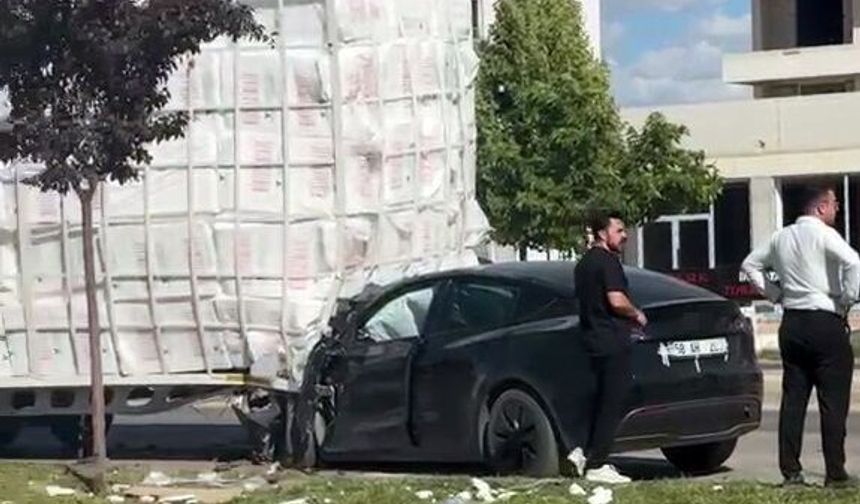 Sivas'ta tırın dorsesi ayrıldı, araba hurda oldu