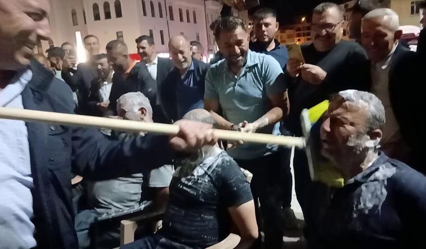 Sivas'ta damadı inşaat küreği ile tıraş ettiler