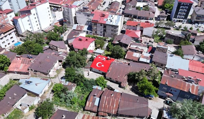Sivaslı Ustanın Mahallesine Kazandırdığı Görsel Şölen