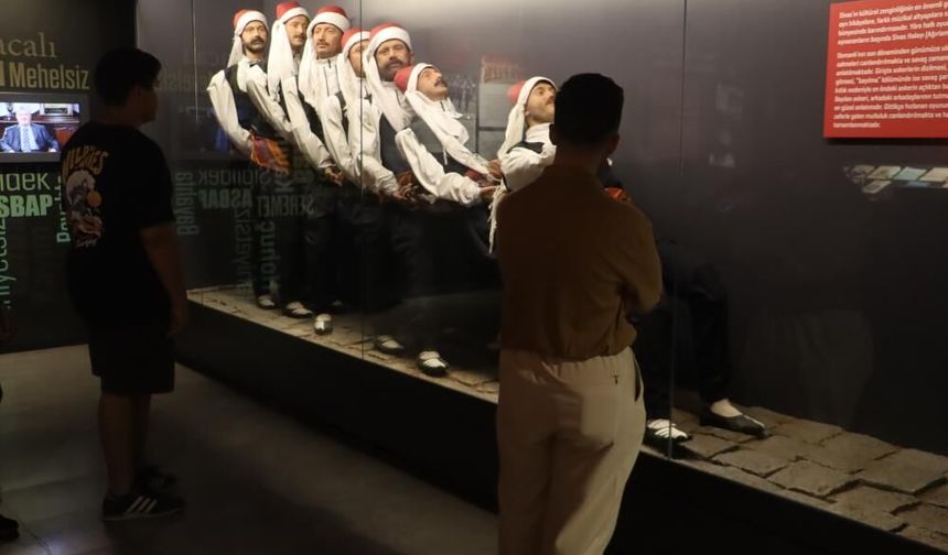 Sivas Şehir Müzesinde herkes halaya duruyor!