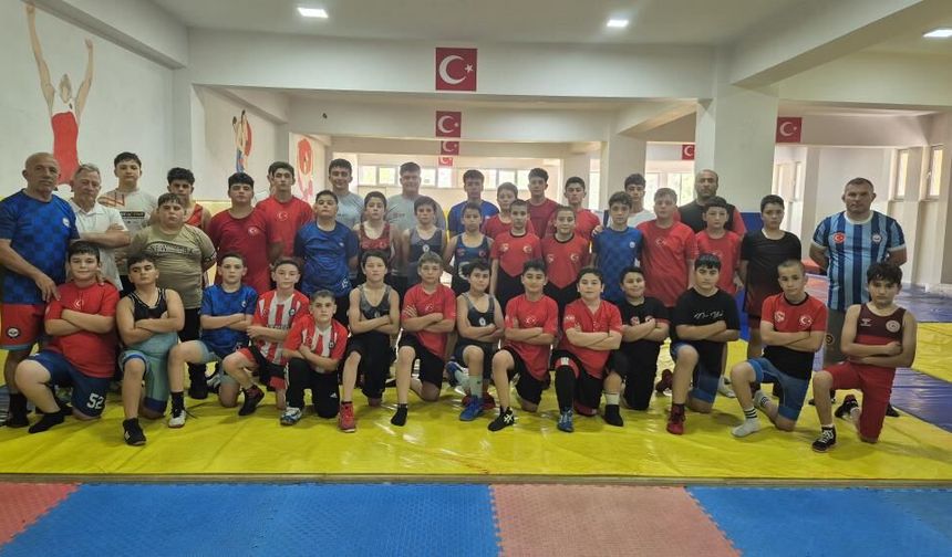 Ankara'daki Şampiyona İçin Sivaslı 30 Pehlivan Yola Çıkıyor!