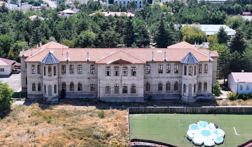 Türkiye’de 1 Buçuk Asırdır Kesintisiz Eğitim Veren 11 Okuldan Biri Sivas’ta!