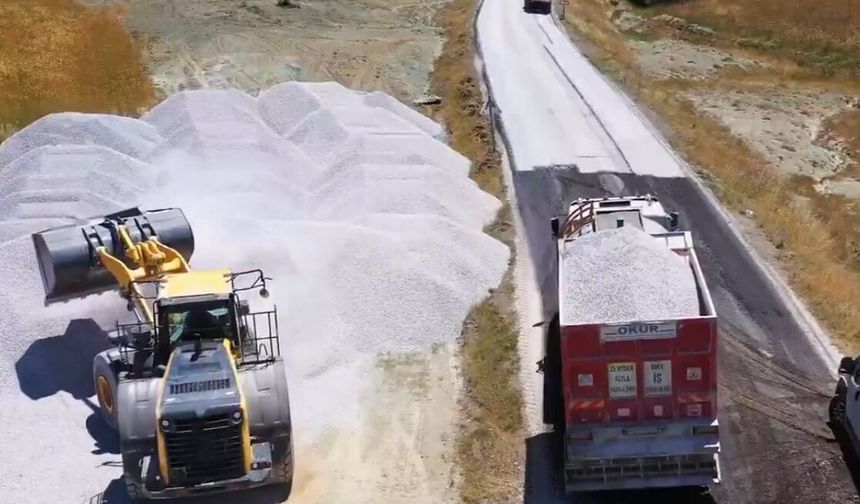Sivas'ta o köy yollarına 3,1 kilometrelik asfalt