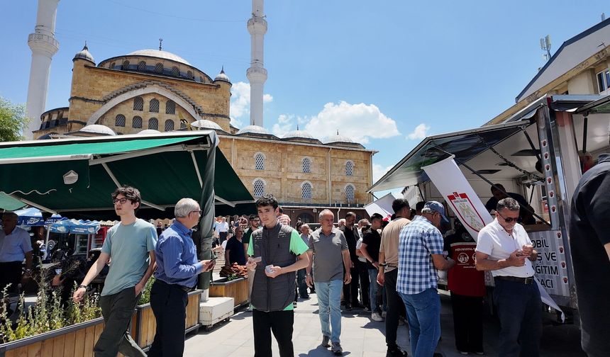 15 Temmuz dolayısıyla Paşa Camii'nde cuma namazı sonrası lokma dağıtıldı