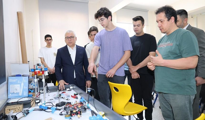 Sivas Bilim Lisesi öğrencilerine Vali'den takdir