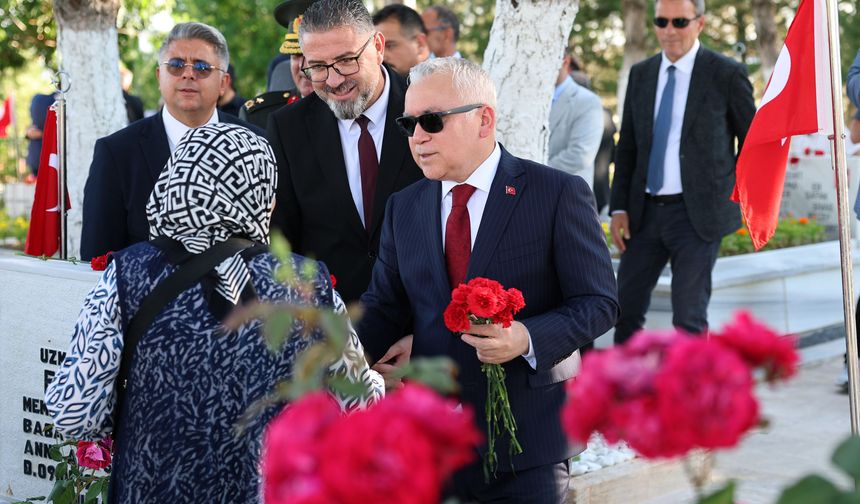 Vali Yılmaz Şimşek'ten 15 Temmuz'da Şehitlik Ziyareti!