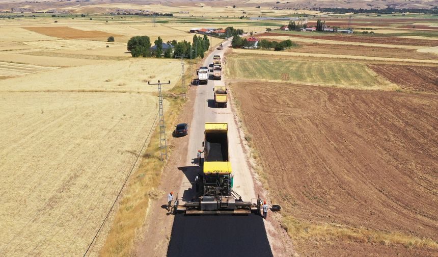 Koyulhisar Grup Yolunda BSK Asfalt çalışmaları sürüyor