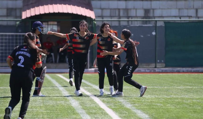Sivas'ta kadınlar krikette kıran kırana mücadelede