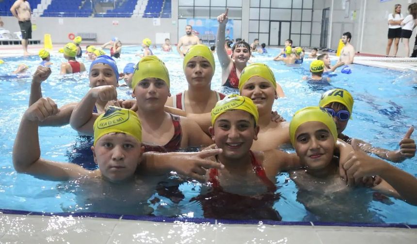Sivas'ta güreşçiler yüzerek antrenman yaptı