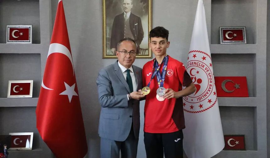 Sivas'ı gururlandıran İnce'yi Müdür Ertem ödüllendirdi