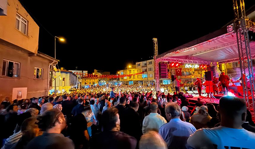 Suşehri'nde Ülkü Ocakları tarafından konser düzenledi