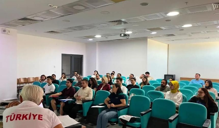Sivas'ta yüzme hakemliği için eğitim başladı