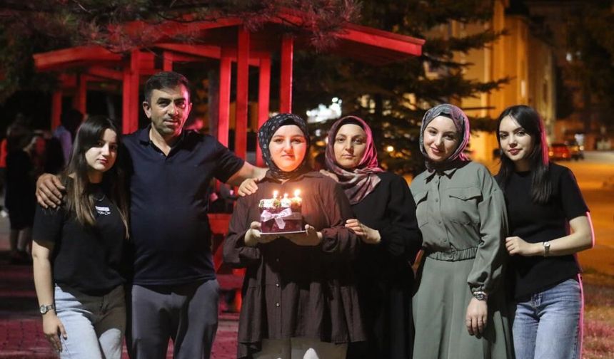 Sivas’ta işitme engelli Esra’ya hayatının sürprizi! 17. yaş günü böyle kutlandı