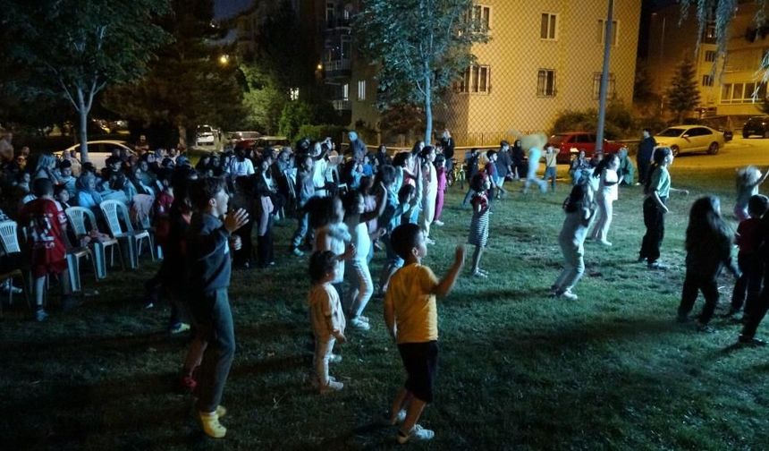 Sivas 7'sinden 70'ine açık hava sinemasında buluştu