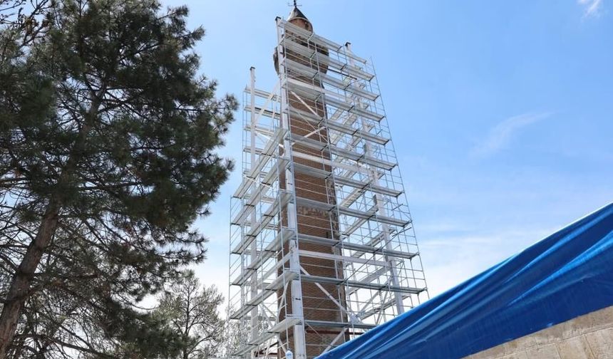 Sivas’ın Tarihi Ulu Cami’sinde 1200 Ton Beton Kaldırıldı!