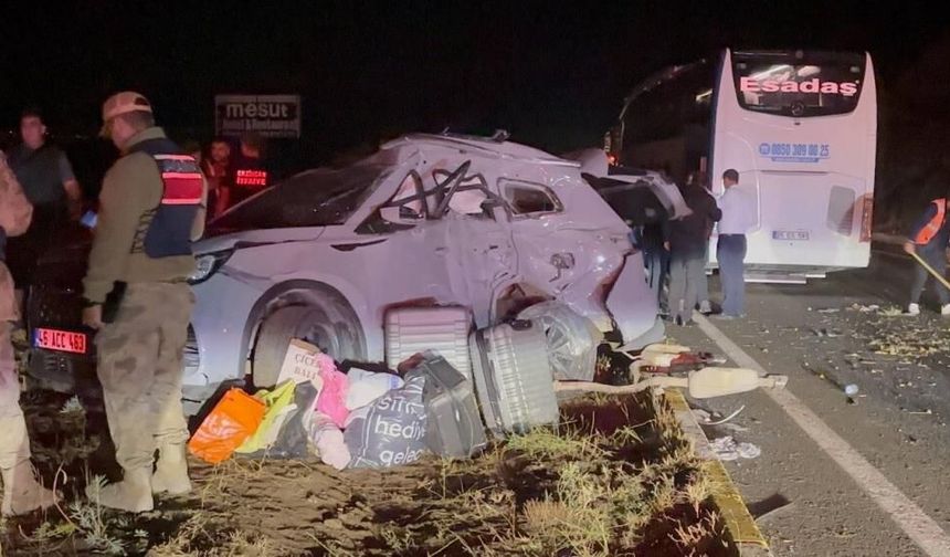Sivas-Erzincan yolunda korkunç kaza: 7 yaralı!