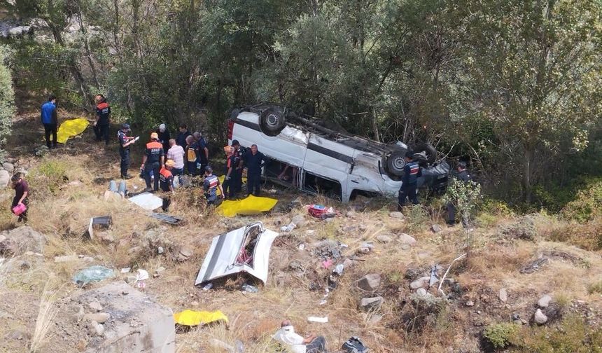Sivas'ta Minibüs şarampole uçtu: 4 ölü, 10 yaralı