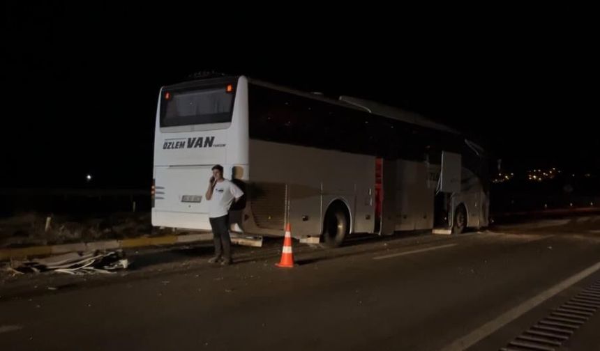 Sivas’ta yolcu otobüsü otomobil ile çarpıştı!