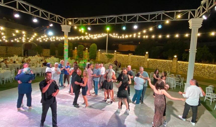 Düğüne 24 saat Kala Evlenmekten Vazgeçti! Salon Parası Boşa Gitmesin Diye Gelinsiz Düğün Yaptılar!