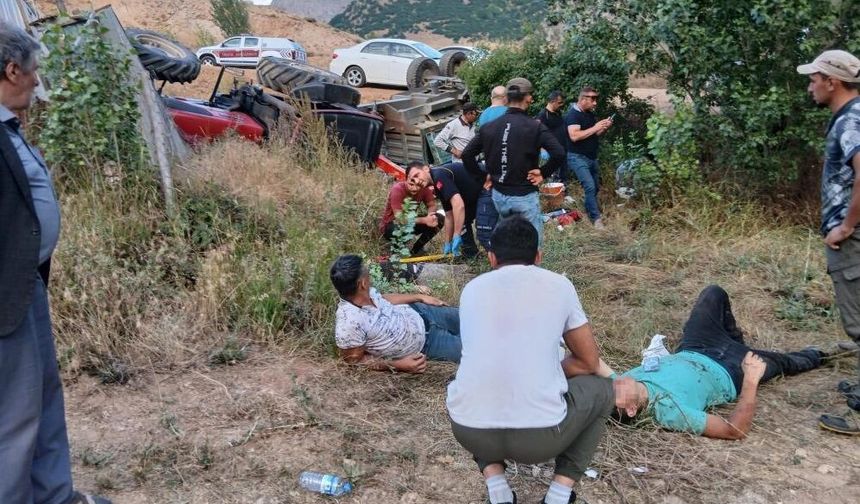 Sivas'ta traktör şarampole devrildi: 4 yaralı