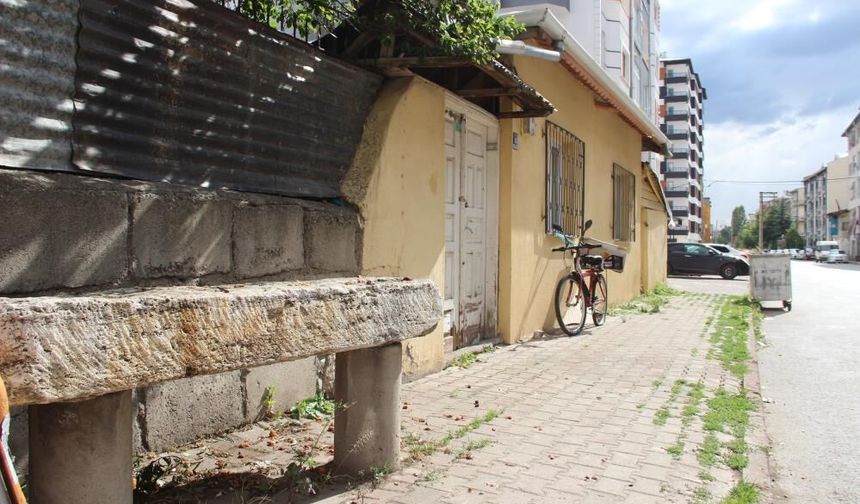 Sivas'ın kaldırımında musalla taşı