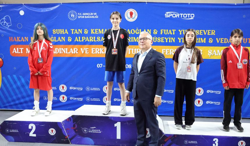 Sivas’ta genç boksörler Türkiye şampiyonluğu için ringe çıktı