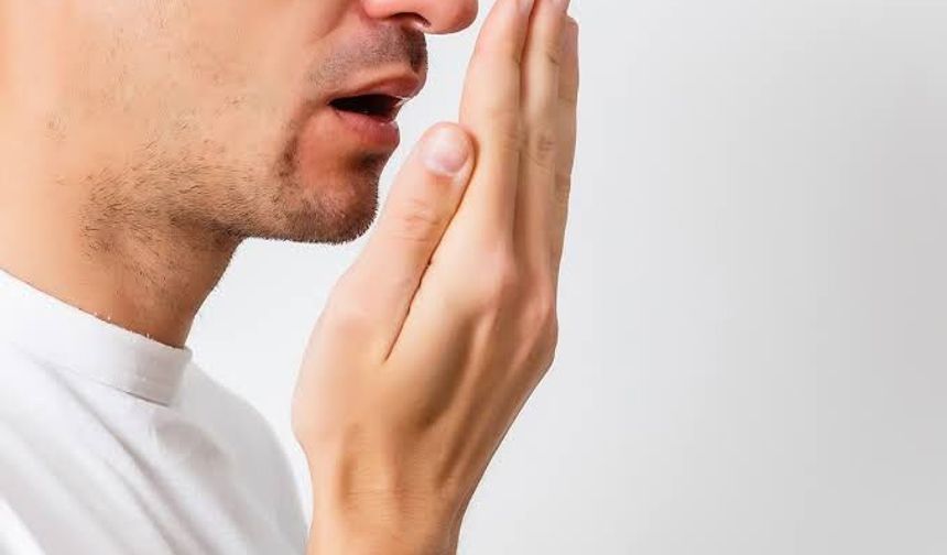 Diş Fırçalamak Yetmeyebilir! Ağız Kokusunun Asıl Sebebi Çok Başka Çıktı