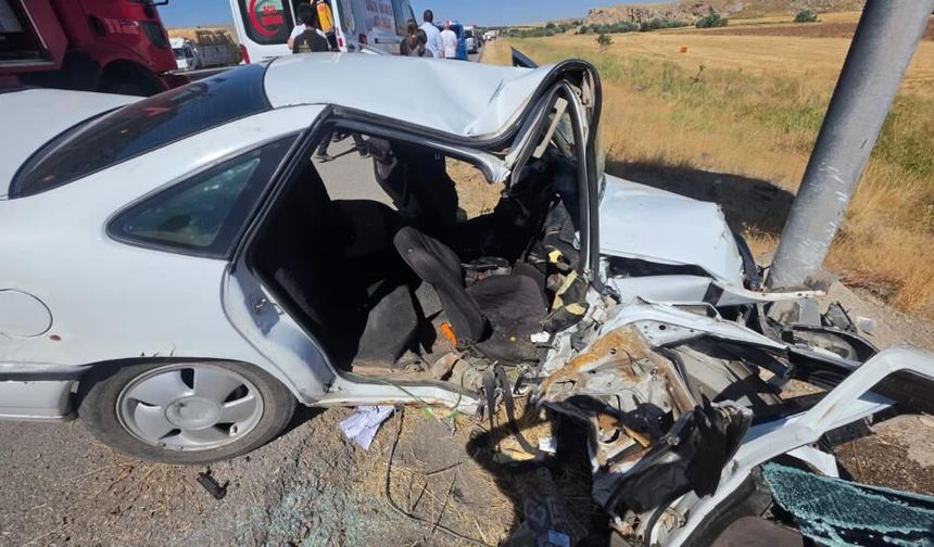 Sivas'ta Feci Kaza! Otomobil Direğe Çarptı 3 Yaralı