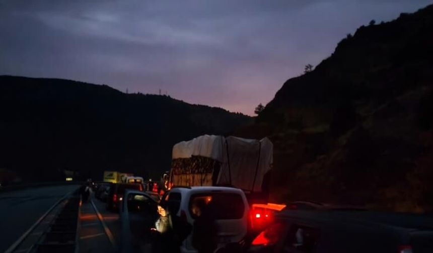 Sivas'ta Toprak ve Taşlar Yolu Kapattı
