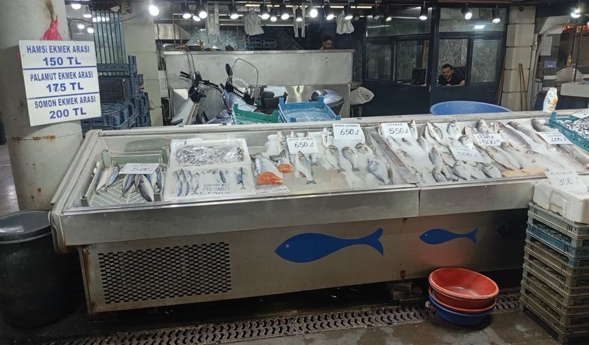 Sivas'ta balık tezgahları yaz sıcağında da ilgi görüyor