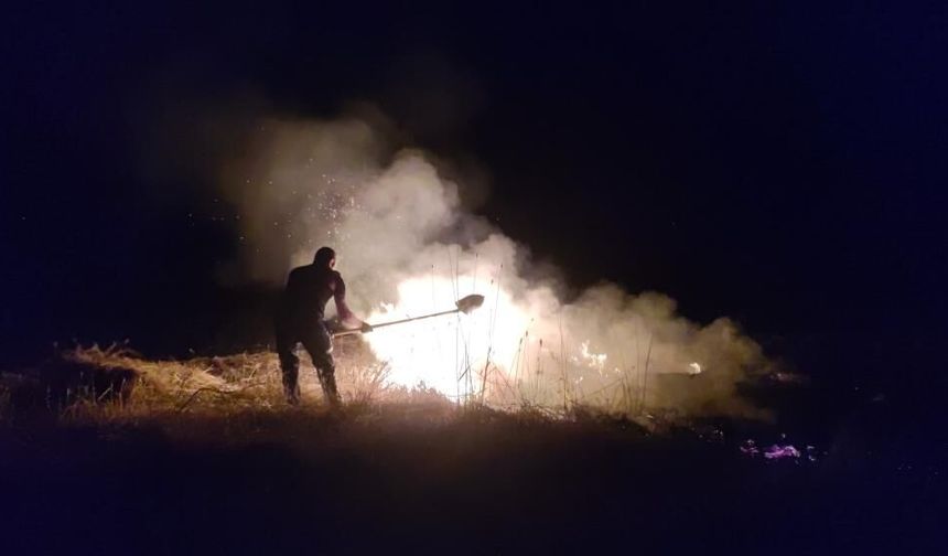 Sivas'ta Korkutan Yangın! Alevler Buğday Tarlasını Sardı