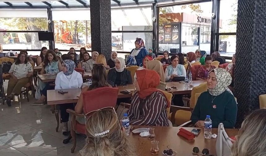 Sivas Okuyan Kadınlar Derneği Tokat'ta kitapseverlerle buluştu