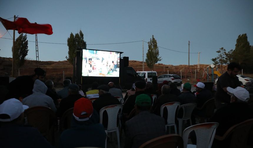 Sivas’ta köy meydanı sinema salonuna dönüştü, çocuklar doyasıya eğlendi