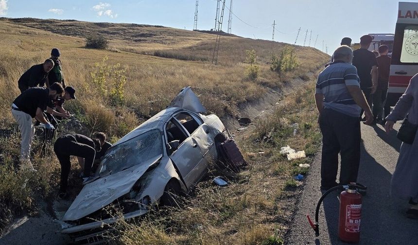 Sivas'ta otomobil devrildi, 2'si çocuk 4 kişi yaralandı