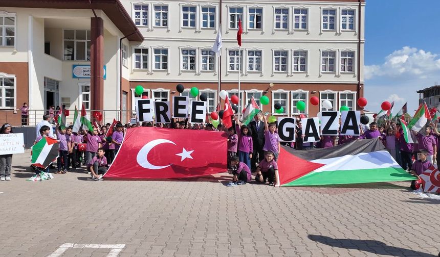 Şarkışla’da balonlar Gazzeli çocuklar için gökyüzüne bırakıldı