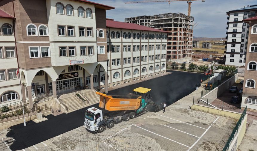 Sivas’ta Yollar ve Okul Bahçeleri Yenileniyor!
