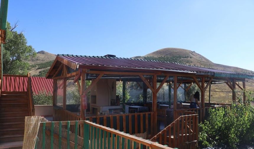 Sivas'ta o köyde evini kafeye çevirdi