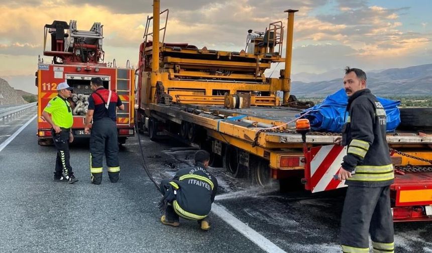Sivas-Erzincan yolunda tır dorsesi yandı!