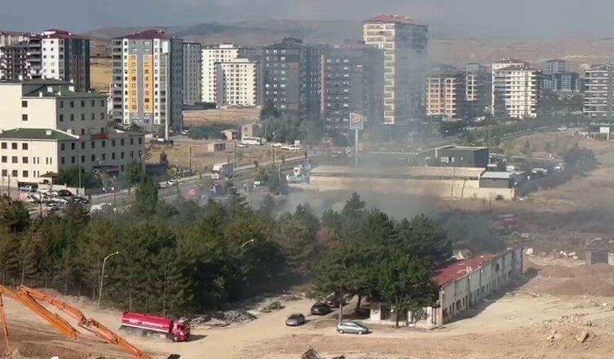 Sivas’ta akaryakıt istasyonu yakınında yangın paniği!