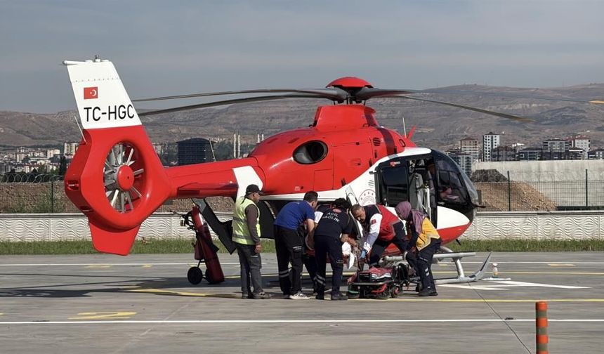 Sivas'ta ayı saldırısına uğradı, helikopterle getirildi