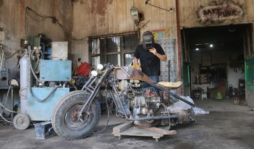 Sivaslı genç otomobil motoruyla kendi motosikletini yapıyor
