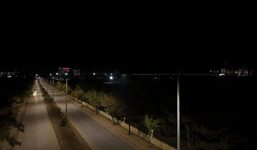 Sivas Cumhuriyet Üniversitesi yolu ışıl ışıl