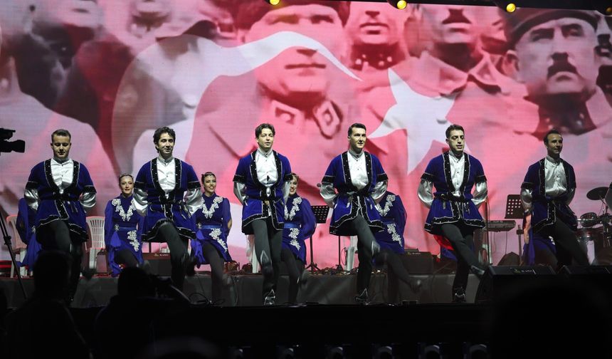 Sivas’ta 107. Yıl Coşkusu: Halk Oyunları Gösterisi Büyük Beğeni Topladı