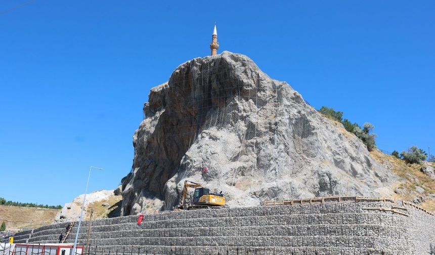 Sivas’ta Korkutan Kayalıklar Güvenli Hale Getiriliyor