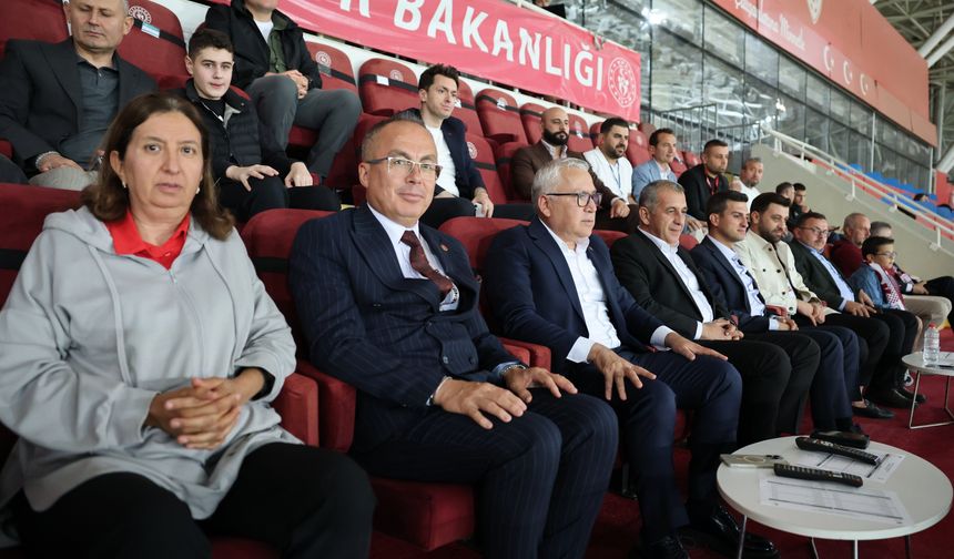 Vali Şimşek, Sivasspor-Mardin 1969 Spor Maçını Tribünden Takip Ediyor