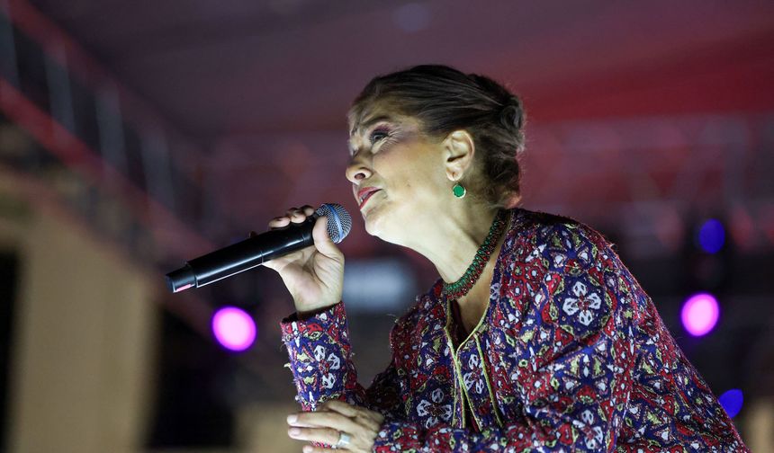 Sivas’ta Unutulmaz Gece! Şükrüye Tutkun’dan Türkü Ziyafeti
