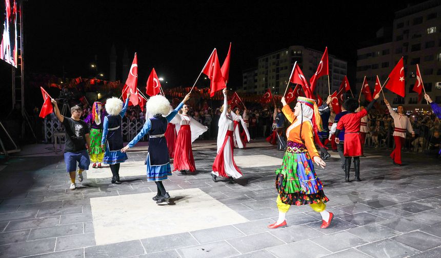 Sivas’ta Kongre Coşkusu Finalde Taçlandı! Bayrak Temalı Gösteri Mest Etti