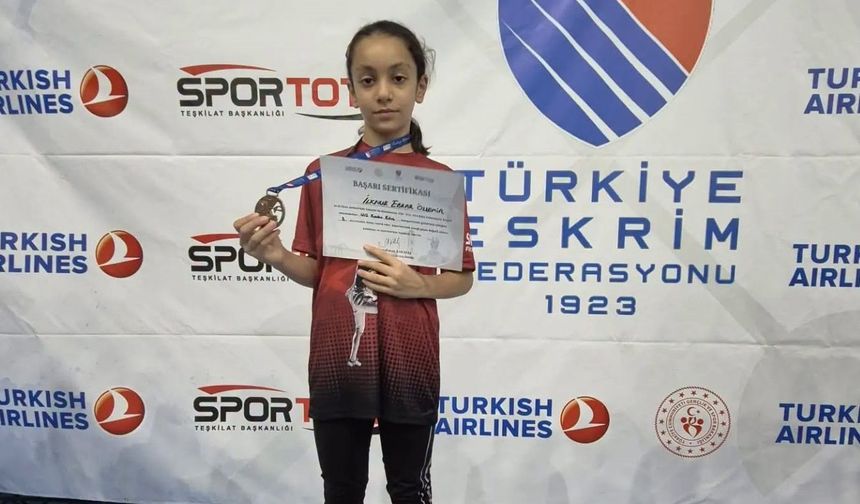 Sivaslı Eskrimcilerden Türkiye üçüncülüğü başarısı